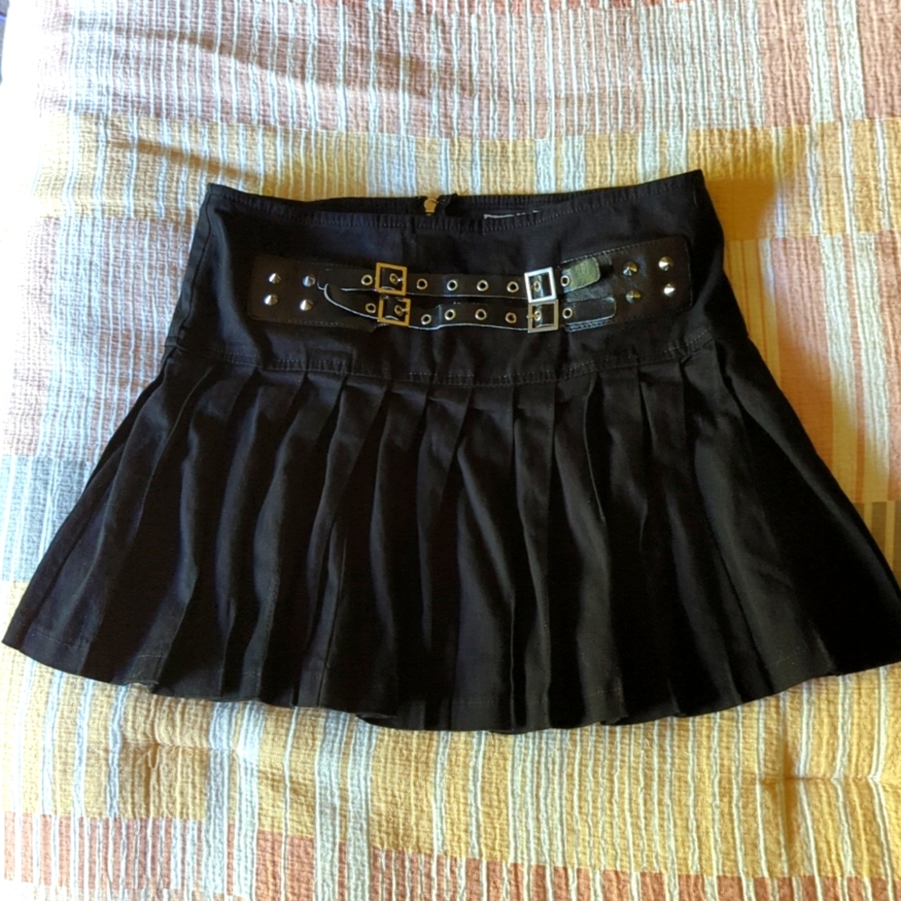 tripp nyc pleated black belt mini skirt